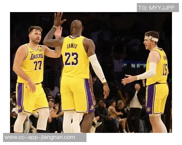 詹姆斯强调防守重要性期待东契奇与里夫斯带队冲击赛季荣誉 詹姆斯强调防守重要性期待东契奇与里夫斯带队冲击赛季荣誉