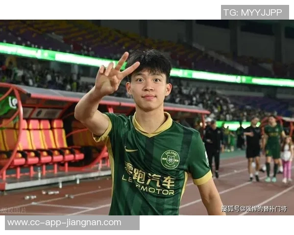 王钰栋19岁生日庆祝照曝光本赛季30场斩获12球荣膺本土射手王